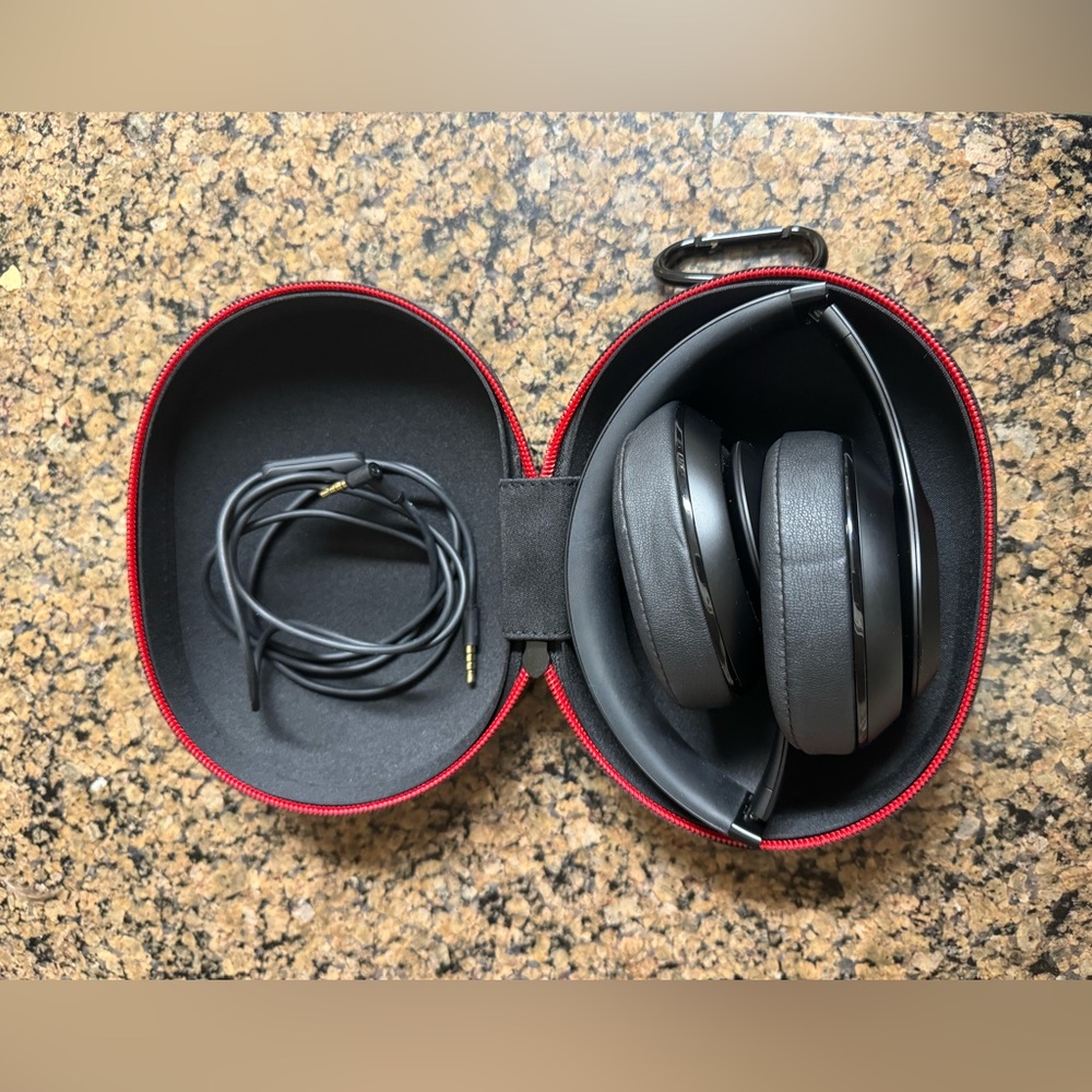 Beats by Dre Studio 2 Wireless Noise Cancelling Headphones with case Black